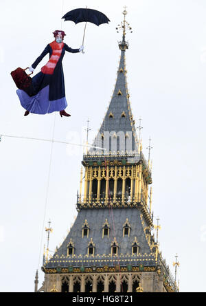 Eine Zeichnung von Mary Poppins trägt eine Verschmutzung-Maske wird vor dem Queen-Elizabeth-Turm an der Palace of Westminster von Greenpeace-Aktivisten ausgesetzt, nachdem bekannt wurde, dass rechtliche Luftverschmutzung Grenzen für das ganze Jahr nur fünf Tage in 2017 gebrochen haben. Stockfoto