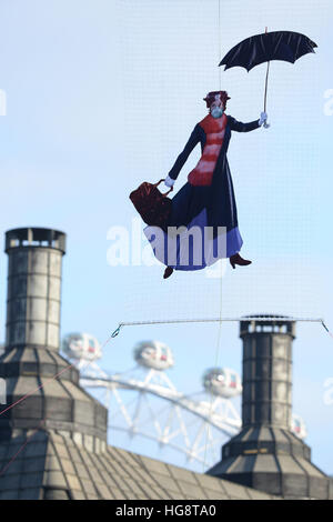 Eine Zeichnung von Mary Poppins trägt eine Verschmutzung-Maske wird vor dem Dach des Portcullis House und das London Eye von Greenpeace-Aktivisten ausgesetzt, nachdem bekannt wurde, dass rechtliche Luftverschmutzung Grenzen für das ganze Jahr nur fünf Tage in 2017 gebrochen haben. Stockfoto