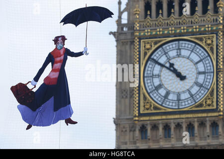 Eine Zeichnung von Mary Poppins trägt eine Verschmutzung-Maske wird vor dem Queen-Elizabeth-Turm an der Palace of Westminster von Greenpeace-Aktivisten ausgesetzt, nachdem bekannt wurde, dass rechtliche Luftverschmutzung Grenzen für das ganze Jahr nur fünf Tage in 2017 gebrochen haben. Stockfoto