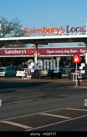 Sainsburys lokale Benzin Tankstelle Vorplatz Stockfoto