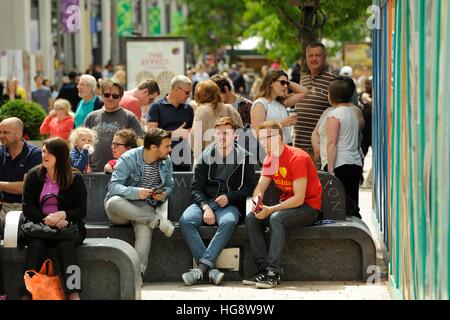 Gruppe junger Männer unter Zuschauer Musiker auf Fargate Sheffield, Teilnahme an der Straßenbahnlinien Festival Fringe 2014 Stockfoto