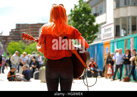 Junge Sängerin auf der Bühne Straßenbahnlinien Fringe Festival, The Moor, Sheffield 2014 Stockfoto
