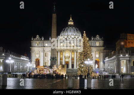 Rom, Italien, 1. Januar 2017: St. Peter's Square, für Weihnachten dekoriert mit dem Baum und der Krippe. Im Hintergrund die Basilika von Sankt Peter. Stockfoto