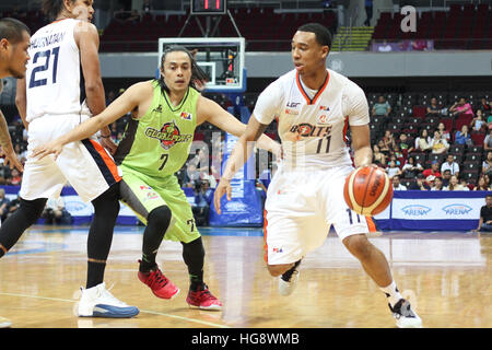 Pasay City, Philippinen. 6. Januar 2017. Chris Newsome des Meralco versucht an die Verteidigung der Globalports Terrence Romeo vorbei © Dennis Jerome Acosta/Pacific Press/Alamy Live News Stockfoto