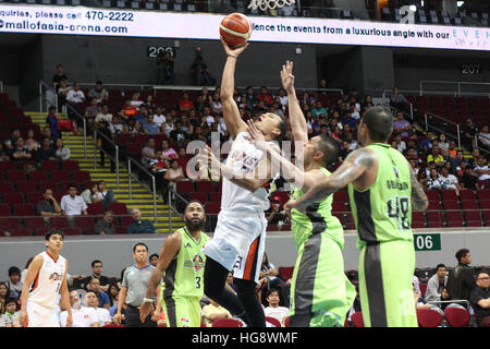 Pasay City, Philippinen. 6. Januar 2017. REYNEL Hugnatan des Meralco versucht, in den Warenkorb über mehrere Verteidiger von Globalport fahren © Dennis Jerome Acosta/Pacific Press/Alamy Live News Stockfoto