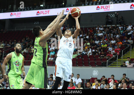 Pasay City, Philippinen. 6. Januar 2017. REYNEL Hugnatan des Meralco versucht über Billy Mamaril von Globalport zu schießen. © Dennis Jerome Acosta/Pacific Press/Alamy Live-Nachrichten Stockfoto