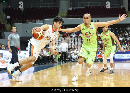 Pasay City, Philippinen. 6. Januar 2017. Jonathan Grey von Meralco fährt vorbei Globalport PG Mike Cortez. © Dennis Jerome Acosta/Pacific Press/Alamy Live-Nachrichten Stockfoto