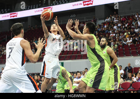 Pasay City, Philippinen. 6. Januar 2017. Niederen Amer Meralco versucht, den Ball über Billy Mamaril von Globalport lag © Dennis Jerome Acosta/Pacific Press/Alamy Live News Stockfoto