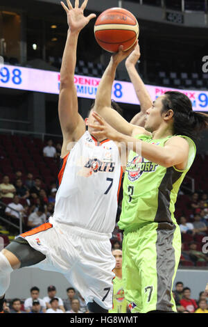 Pasay City, Philippinen. 6. Januar 2017. Terrence Romeo von Globalport macht eine Layup über Verteidiger Cliff Hodge von Meralco. © Dennis Jerome Acosta/Pacific Press/Alamy Live-Nachrichten Stockfoto