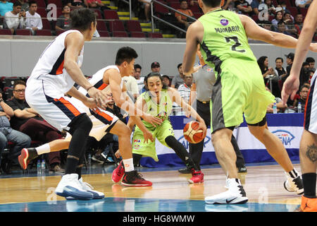 Pasay City, Philippinen. 6. Januar 2017. Terrence Romeo von Globalport versucht, an mehreren Verteidigern von Meralco vorbeizukommen. © Dennis Jerome Acosta/Pacific Press/Alamy Live-Nachrichten Stockfoto