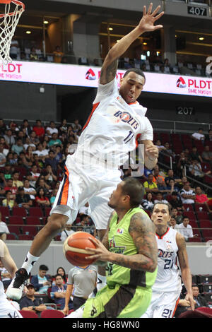 Pasay City, Philippinen. 6. Januar 2017. JR Quinahan der Globlport Köder Chris Newsome des Meralco mit einem Schuss fake. © Dennis Jerome Acosta/Pacific Press/Alamy Live-Nachrichten Stockfoto