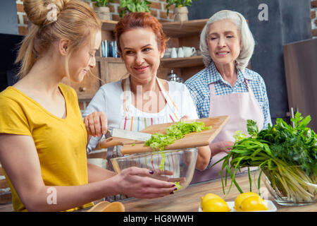 Glückliche drei-Generationen-Familie, gemeinsames Kochen in der Küche Stockfoto