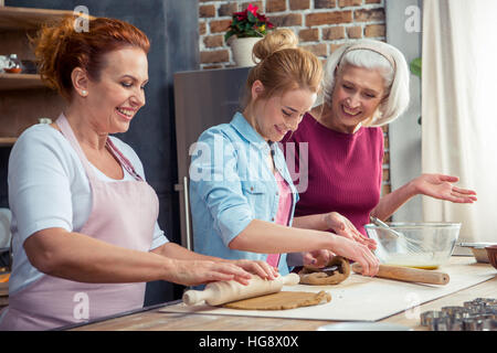 Glückliche Familie von drei Generationen Lebkuchen den Teig vorbereiten Stockfoto