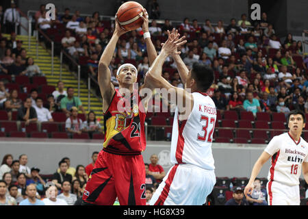 Pasay City, Philippinen. 6. Januar 2017. Arwind Santos von San Miguel versucht, ein Schuss über Kyle Pascual von Blackwater © Dennis Jerome Acosta/Pacific Press/Alamy Live News Stockfoto