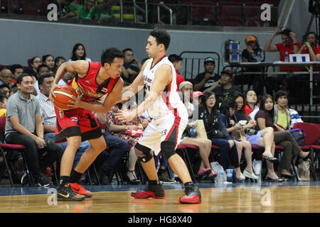 Pasay City, Philippinen. 6. Januar 2017. Keith Agovida von San Miguel verteidigt den Ball gegen Dylan Ababou von Blackwater. © Dennis Jerome Acosta/Pacific Press/Alamy Live-Nachrichten Stockfoto