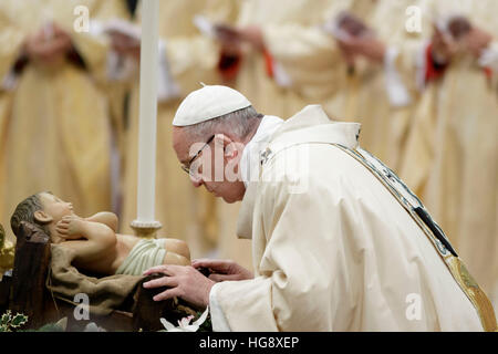 Vatikanstadt, Vatikan. 6. Januar 2017. Papst Francis küsst eine Baby-Jesus-Statue, als er kommt, um für das Hochfest der Erscheinung unseres Herrn in den Petersdom im Vatikan, Vatikan am 6. Januar 2017 die Heilige Messe feiern. Am Dreikönigstag ist ein freudiger Tag für die Katholiken in dem sie die Reise der Heiligen drei Könige oder Magi, Hommage an Jesuskind erinnern. © Giuseppe Ciccia/Pacific Press/Alamy Live-Nachrichten Stockfoto