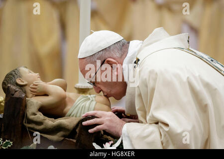 Vatikanstadt, Vatikan. 6. Januar 2017. Papst Francis küsst eine Baby-Jesus-Statue, als er kommt, um für das Hochfest der Erscheinung unseres Herrn in den Petersdom im Vatikan, Vatikan am 6. Januar 2017 die Heilige Messe feiern. Am Dreikönigstag ist ein freudiger Tag für die Katholiken in dem sie die Reise der Heiligen drei Könige oder Magi, Hommage an Jesuskind erinnern. © Giuseppe Ciccia/Pacific Press/Alamy Live-Nachrichten Stockfoto