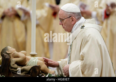 Vatikanstadt, Vatikan. 6. Januar 2017. Papst Francis stehen vor eine Baby-Jesus-Statue, wie er kommt, um für das Hochfest der Erscheinung unseres Herrn in den Petersdom im Vatikan, Vatikan am 6. Januar 2017 die Heilige Messe feiern. Am Dreikönigstag ist ein freudiger Tag für die Katholiken in dem sie die Reise der Heiligen drei Könige oder Magi, Hommage an Jesuskind erinnern. © Giuseppe Ciccia/Pacific Press/Alamy Live-Nachrichten Stockfoto