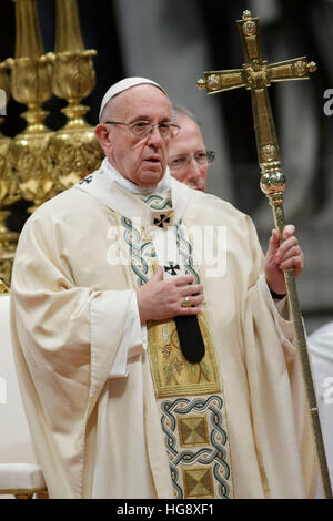 Vatikanstadt, Vatikan. 6. Januar 2017. Francis Papst feiert Heilige Messe für das Hochfest der Erscheinung unseres Herrn in den Petersdom im Vatikan, Vatikan am 6. Januar 2017. Am Dreikönigstag ist ein freudiger Tag für die Katholiken in dem sie die Reise der Heiligen drei Könige oder Magi, Hommage an Jesuskind erinnern. © Giuseppe Ciccia/Pacific Press/Alamy Live-Nachrichten Stockfoto