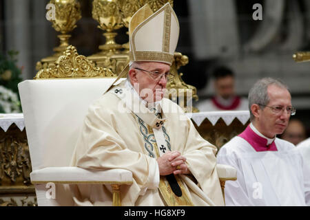 Vatikanstadt, Vatikan. 6. Januar 2017. Francis Papst feiert Heilige Messe für das Hochfest der Erscheinung unseres Herrn in den Petersdom im Vatikan, Vatikan am 6. Januar 2017. Am Dreikönigstag ist ein freudiger Tag für die Katholiken in dem sie die Reise der Heiligen drei Könige oder Magi, Hommage an Jesuskind erinnern. © Giuseppe Ciccia/Pacific Press/Alamy Live-Nachrichten Stockfoto