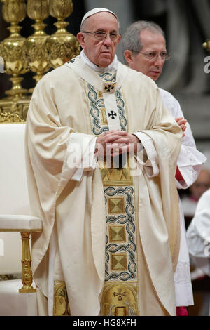 Vatikanstadt, Vatikan. 6. Januar 2017. Francis Papst feiert Heilige Messe für das Hochfest der Erscheinung unseres Herrn in den Petersdom im Vatikan, Vatikan am 6. Januar 2017. Am Dreikönigstag ist ein freudiger Tag für die Katholiken in dem sie die Reise der Heiligen drei Könige oder Magi, Hommage an Jesuskind erinnern. © Giuseppe Ciccia/Pacific Press/Alamy Live-Nachrichten Stockfoto