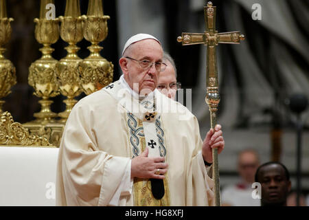 Vatikanstadt, Vatikan. 6. Januar 2017. Francis Papst feiert Heilige Messe für das Hochfest der Erscheinung unseres Herrn in den Petersdom im Vatikan, Vatikan am 6. Januar 2017. Am Dreikönigstag ist ein freudiger Tag für die Katholiken in dem sie die Reise der Heiligen drei Könige oder Magi, Hommage an Jesuskind erinnern. © Giuseppe Ciccia/Pacific Press/Alamy Live-Nachrichten Stockfoto