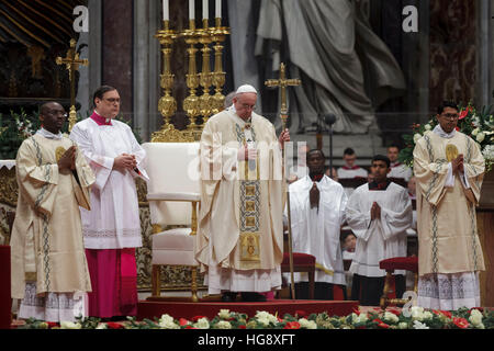 Vatikanstadt, Vatikan. 6. Januar 2017. Francis Papst feiert Heilige Messe für das Hochfest der Erscheinung unseres Herrn in den Petersdom im Vatikan, Vatikan am 6. Januar 2017. Am Dreikönigstag ist ein freudiger Tag für die Katholiken in dem sie die Reise der Heiligen drei Könige oder Magi, Hommage an Jesuskind erinnern. © Giuseppe Ciccia/Pacific Press/Alamy Live-Nachrichten Stockfoto