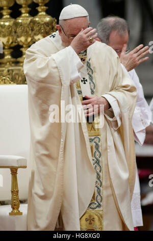 Vatikanstadt, Vatikan. 6. Januar 2017. Francis Papst feiert Heilige Messe für das Hochfest der Erscheinung unseres Herrn in den Petersdom im Vatikan, Vatikan am 6. Januar 2017. Am Dreikönigstag ist ein freudiger Tag für die Katholiken in dem sie die Reise der Heiligen drei Könige oder Magi, Hommage an Jesuskind erinnern. © Giuseppe Ciccia/Pacific Press/Alamy Live-Nachrichten Stockfoto