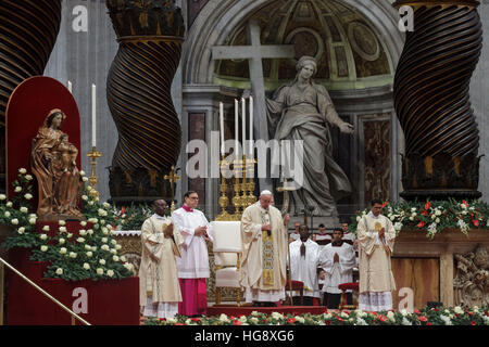 Vatikanstadt, Vatikan. 6. Januar 2017. Francis Papst feiert Heilige Messe für das Hochfest der Erscheinung unseres Herrn in den Petersdom im Vatikan, Vatikan am 6. Januar 2017. Am Dreikönigstag ist ein freudiger Tag für die Katholiken in dem sie die Reise der Heiligen drei Könige oder Magi, Hommage an Jesuskind erinnern. © Giuseppe Ciccia/Pacific Press/Alamy Live-Nachrichten Stockfoto