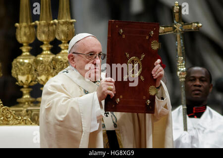 Vatikanstadt, Vatikan. 6. Januar 2017. Francis Papst feiert Heilige Messe für das Hochfest der Erscheinung unseres Herrn in den Petersdom im Vatikan, Vatikan am 6. Januar 2017. Am Dreikönigstag ist ein freudiger Tag für die Katholiken in dem sie die Reise der Heiligen drei Könige oder Magi, Hommage an Jesuskind erinnern. © Giuseppe Ciccia/Pacific Press/Alamy Live-Nachrichten Stockfoto