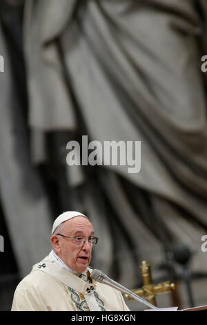 Vatikanstadt, Vatikan. 6. Januar 2017. Francis Papst feiert Heilige Messe für das Hochfest der Erscheinung unseres Herrn in den Petersdom im Vatikan, Vatikan am 6. Januar 2017. Am Dreikönigstag ist ein freudiger Tag für die Katholiken in dem sie die Reise der Heiligen drei Könige oder Magi, Hommage an Jesuskind erinnern. © Giuseppe Ciccia/Pacific Press/Alamy Live-Nachrichten Stockfoto