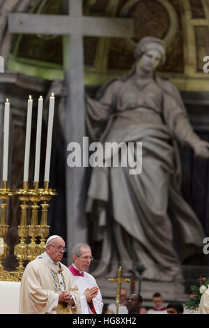 Vatikanstadt, Vatikan. 6. Januar 2017. Francis Papst feiert Heilige Messe für das Hochfest der Erscheinung unseres Herrn in den Petersdom im Vatikan, Vatikan am 6. Januar 2017. Am Dreikönigstag ist ein freudiger Tag für die Katholiken in dem sie die Reise der Heiligen drei Könige oder Magi, Hommage an Jesuskind erinnern. © Giuseppe Ciccia/Pacific Press/Alamy Live-Nachrichten Stockfoto