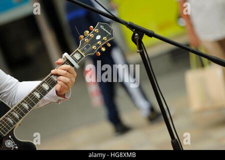 Nahaufnahme des Halses eine Epiphone Akustik-Gitarre, gespielt auf Hirsch bei einem Strassenmusik-festival Stockfoto