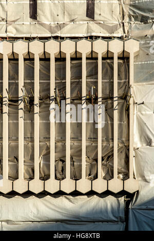 Geradeaus Close Up von London der ikonischen Gebäude Mittelpunkt renoviert. Vertikale Perspektive korrigiert. Stockfoto