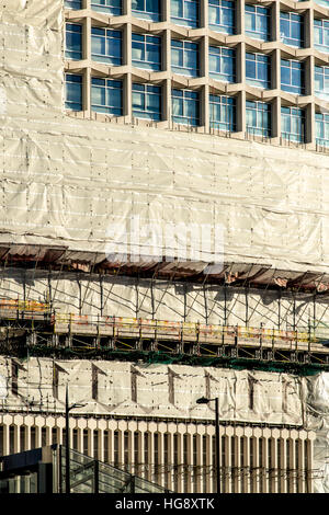 Londons ikonischen Gebäude Mittelpunkt renoviert. Vertikale Perspektive korrigiert. Stockfoto