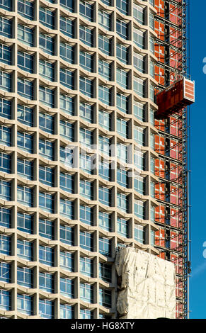 Londons ikonischen Gebäude Mittelpunkt renoviert. Vertikale Perspektive korrigiert. Stockfoto