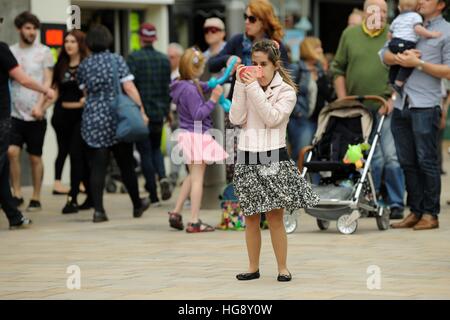 Junge Teens Mädchen, das ein Bild auf ihrem Handy von Musikern in Fahrgassen Festival Fringe auf der Moor-Sheffield, 2014 Stockfoto