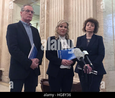 (Von links nach rechts) Sinn Fein's Gerry Kelly, Michelle O'Neill und Caral Ni Chuilin sprechen vor dem Parlamentsgebäude in Belfast. Stockfoto