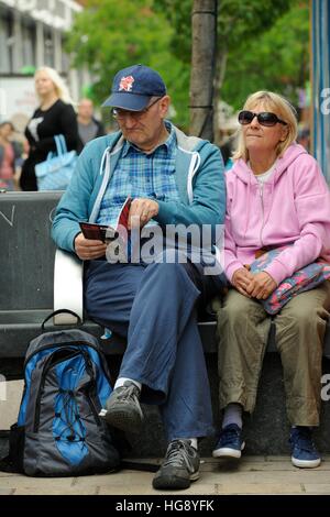 Älteres paar beobachten Musiker auf der Moor-Sheffield, Teilnahme an der Straßenbahnlinien Festival Fringe 2014 Stockfoto