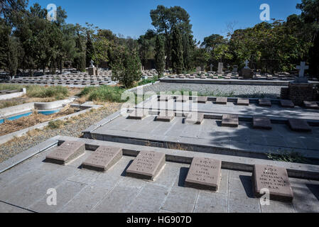 Gräber im polnischen Teil des Doulab Friedhof in Teheran, wichtigste und größte Ort der Bestattung der polnischen Flüchtlinge im Iran in der Zeit des 2. Weltkrieges Stockfoto