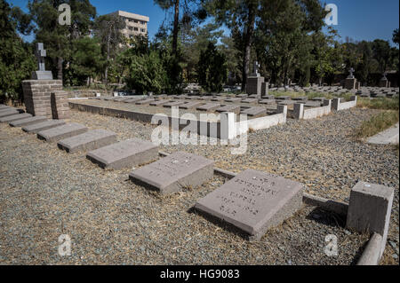 Gräber im polnischen Teil des Doulab Friedhof in Teheran, wichtigste und größte Ort der Bestattung der polnischen Flüchtlinge im Iran in der Zeit des 2. Weltkrieges Stockfoto