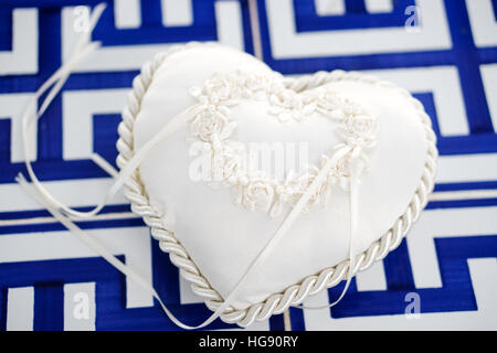 Weiße herzförmige Kissen Hochzeit für Braut und Bräutigam Ringe Stockfoto