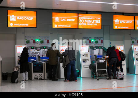 EasyJet Tasche Drop Passagiergepäck Drop off Punkt für Gepäck einchecken um Halt auf Flug eingecheckt werden. Flughafen Gatwick UK Stockfoto