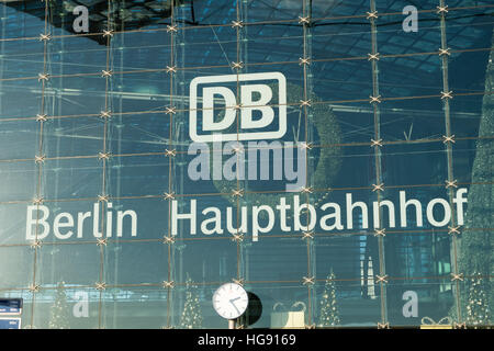 Das Logo der Deutschen Bahn AG (Deutsche Bahn AG) am Berliner Hauptbahnhof (Hauptbahnhof) in Berlin Stockfoto
