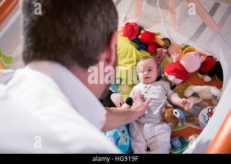 Vater mit seinem Baby spielen Stockfoto