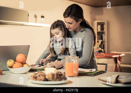 Mutter und Tochter zusammen frühstücken Stockfoto