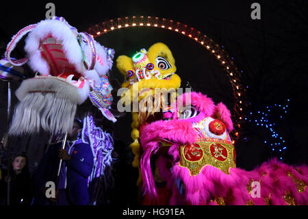 Man tanzt in chinesischer Drache Kostüme während der Einführung des Londoner Chinesisch 2017 Neujahrsfest am London Eye. Stockfoto