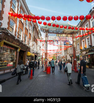 Chinatown ist dekoriert mit Lampions zum Mooncake Festival feiern in London, England Stockfoto