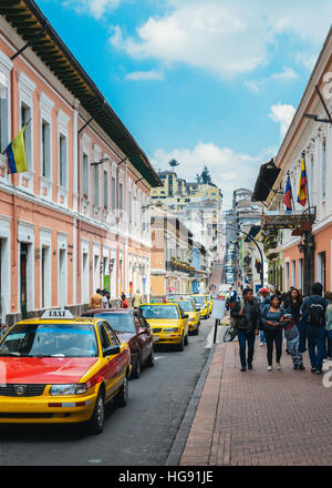 Die alte historische Stadt Quito (UNESCO-Weltkulturerbe) in Ecuador mit seinen traditionellen gelben taxis Stockfoto