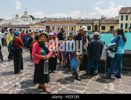 Im Zentrum von Quito für eine Nahrungsmittel-Antrieb zur Verfügung gestellt durch eine lokale Hilfsorganisation Schlange indigenen Bewohner der Inka Stockfoto
